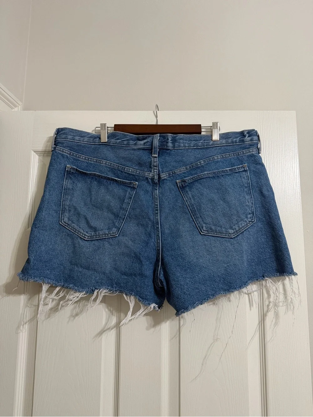 Universal Thread Mid-Rise 90s baggy shorts